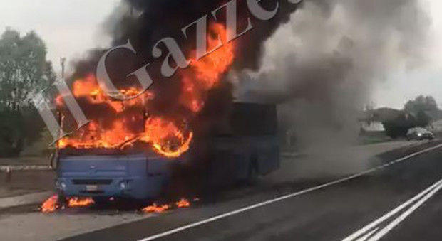 Bus di studenti distrutto dal rogo l'autista li "salva" tutti