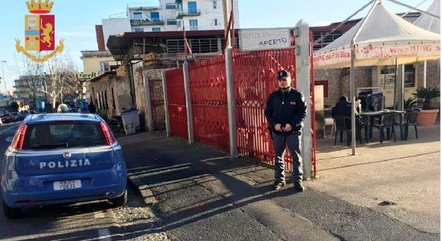 Autolavaggio self service, presi due ladri a Napoli: volevano scassinare macchinario con incassi