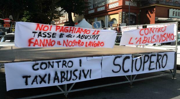 Una recente manifestazione dei tassisti regolari a Sorrento con gli abusivi e i noleggiatori senza licenza