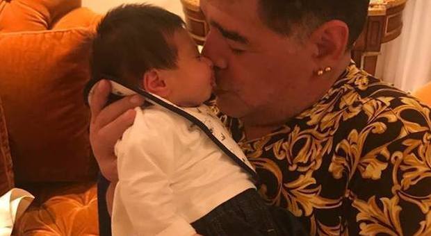 La prima volta di nonno Maradona: abbraccia il nipotino Diego Matias