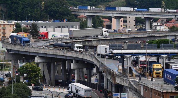 Cantieri autostrade, sul nodo di Genova traffico paralizzato: code fino a 13 chilometri