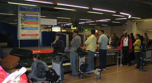 Heathrow, in tilt i “nastri” dei bagagli: migliaia di passeggeri decollano senza valigie