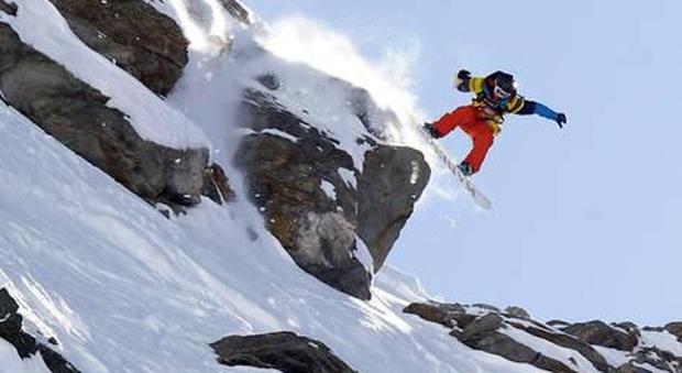 Muore con lo snowboard sulle Alpi Lepontine: è precipitato da un salto di roccia durante un fuoripista