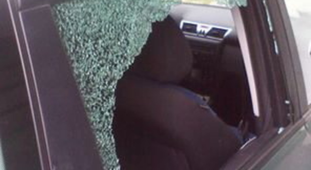 Bimbo di due anni si chiude in auto, fa caldo e gli agenti rompono il vetro