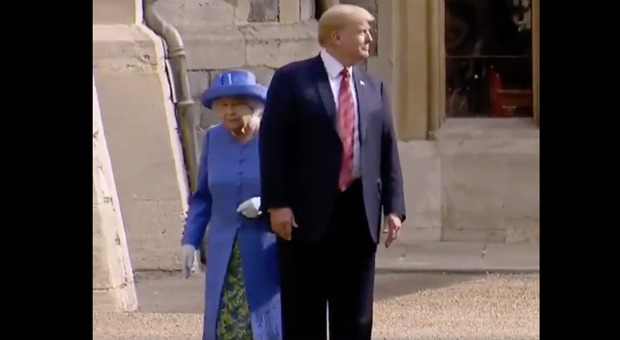 Trump, il gesto scortese che ha fatto infuriare la Regina Elisabetta e gli inglesi durante la visita Reale Video