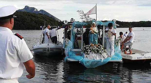 Sabaudia: si blocca il barcone sul lago, Madonna trainata dalla Guardia Costiera