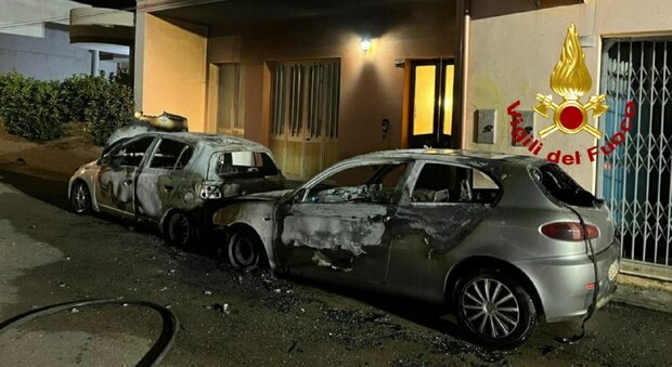 Notte di fuoco nel Salento: incendiate due auto