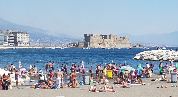 Estate a Napoli, il pranzo della domenica «trasloca» in spiaggia