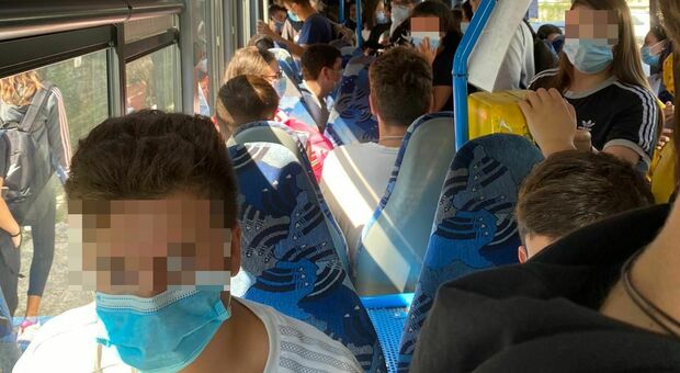 Affollamenti e ragazzi in piedi sugli autobus: il trasporto scolastico è già in tilt