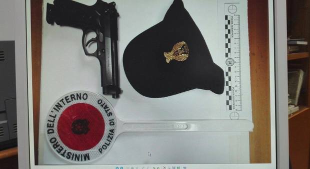 Ex componente della Nco in giro con una pistola identica a quella della polizia: denunciato