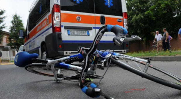 Ciclista di 35 anni investito in pieno giorno da un'auto: morto sul colpo