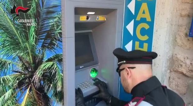 Sorrento, falsi pannelli sui bancomat per clonare le carte: arrestati due serbi
