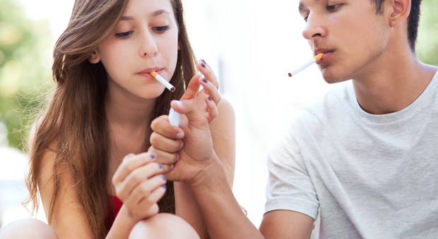 Fumo: ecco perché 8 persone su 10 iniziano prima dei 20 anni