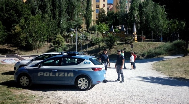 Macerata, pugni e calci ai poliziotti durante i controlli al parco di Fontescodella