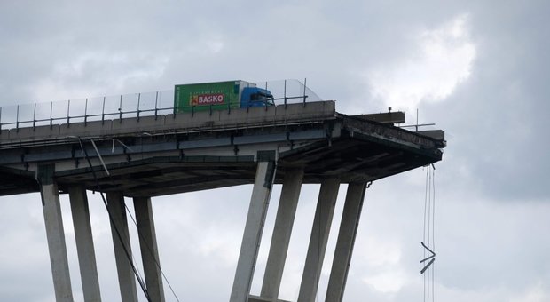 Genova, il camion simbolo della tragedia: ha ancora motore e tergicristalli accesi