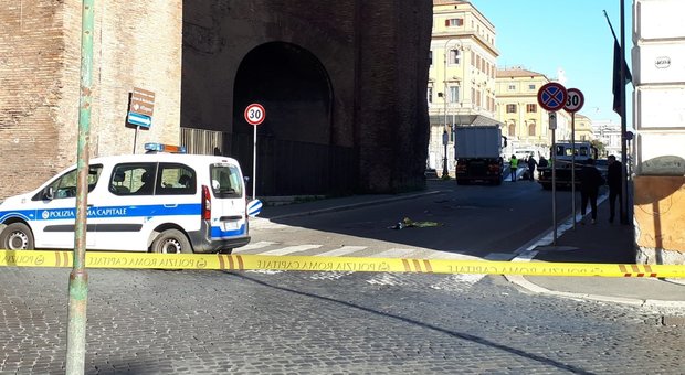 Roma, incidente mortale a via Cernaia: coinvolti uno scooter e un mezzo del servizio giardini