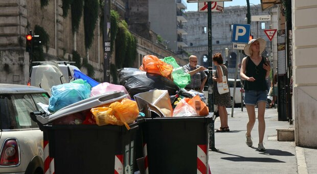 Roma, rifiuti al sole per ore: raccolta a singhiozzo in Centro. Negozianti multati