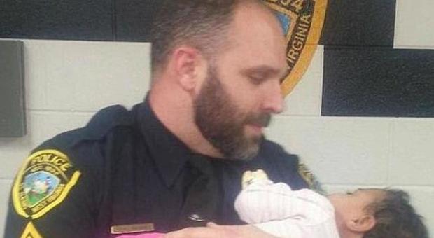 Il poliziotto salva la bimba di 14 mesi