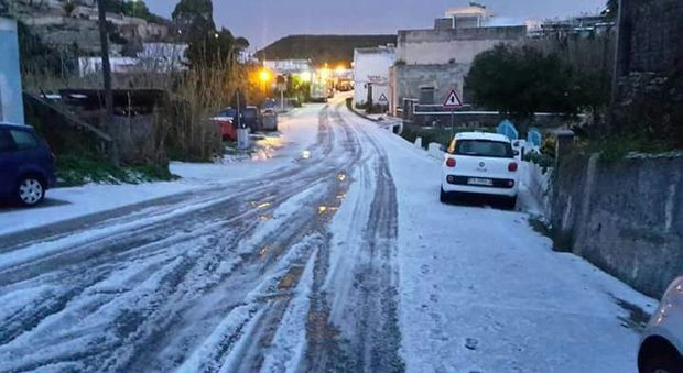 Fitta nevicata a Ponza, abitanti sorpresi. Non accadeva dal 1999