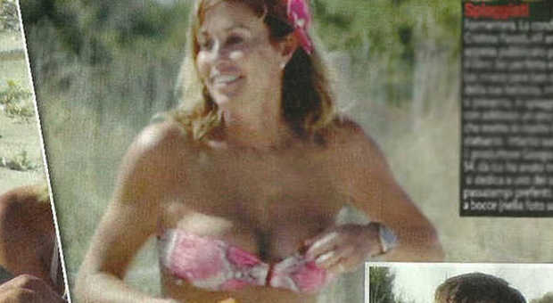Cristina Parodi, bikini al top a 49 anni: prova costume superata a pieni voti