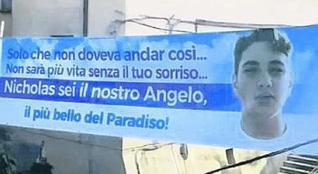 Ucciso a 17 anni nel Napoletano, striscioni per Nicholas: «Sei il più bello del Paradiso»