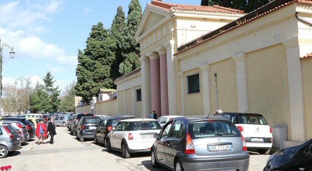 Benevento, il cimitero è al limite: «Adesso i lavori d'ampliamento»
