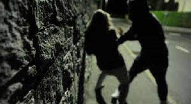 Picchia la fidanzata in strada, passanti lo bloccano: denunciato