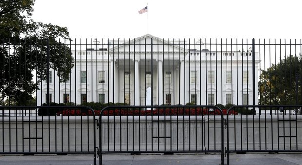 Usa, pacco sospetto lanciato alla Casa Bianca: isolata l'intera zona, un fermato