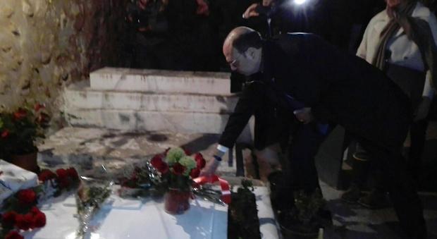 Alfano vola ad Hammamet e depone rose sulla tomba di Bettino Craxi| Foto