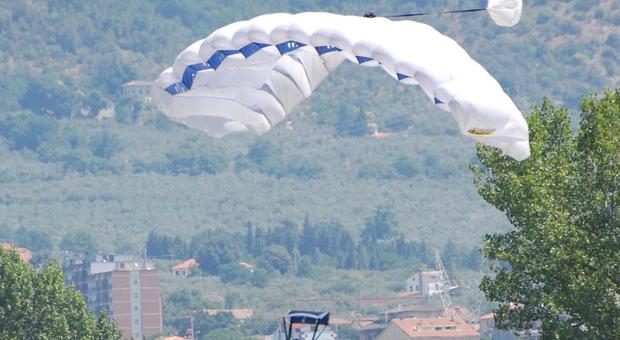 Istruttore di paracadutismo si schianta dopo il lancio: morto sotto gli occhi della moglie