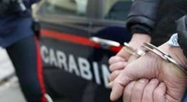 Spacciavano coca e spiavano i carabinieri: due albanesi in manette