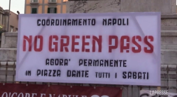 No green pass Napoli, la protesta a piazza Dante è un flop: solo in trenta