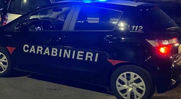 Pesaro, il mezzo del disabile trasformato in bancarella dello spaccio: pusher ambulante arrestato con la cocaina