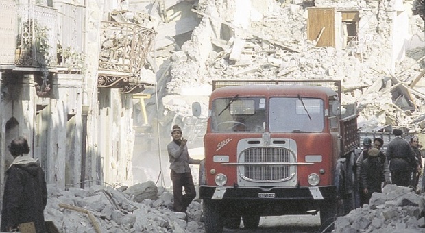 Una foto del sisma del 1980 nel Salernitano