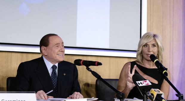 Berlusconi alla presentazione del libro di Myrta Merlino: «Me lo diceva mamma Rosa di non candidarmi in politica»