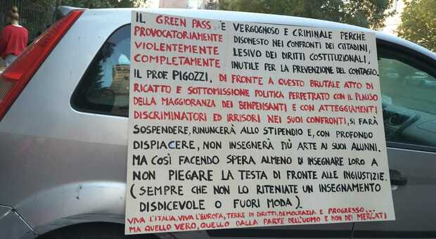 Orvieto, la protesta di un professore no-vax. «Mi farò sospendere» e piazza un cartello sulla sua auto fuori da scuola