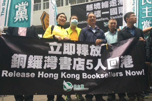 Mistero sulla scomparsa di cinque librai anti-Pechino: a Hong Kong esplode la rabbia