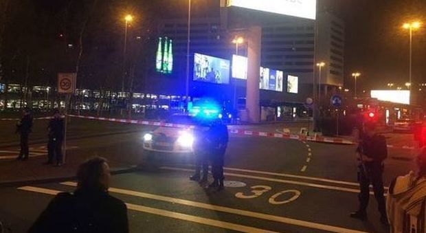 Olanda, evacuato aeroporto di Amsterdam per pacco sospetto: un arresto