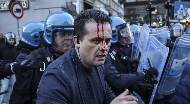 Salvini torna a Napoli, scontri in piazza al corteo degli antagonisti: ferito poliziotto