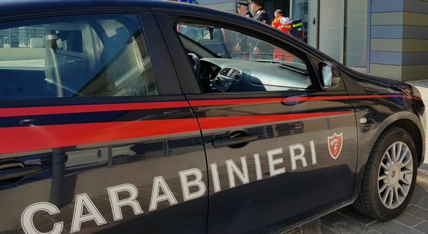 Festeggia la fine dei lavori ubriacandosi, ma poi aggredisce i carabinieri e prende a pugni l'ambulanza