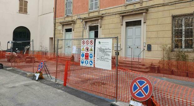 Lavori in piazza Costa a Fano, spuntano subito mura medievali. Soprintendenza avvisata: rilievi in altri punti. Nella foto il luogo dei sondaggi