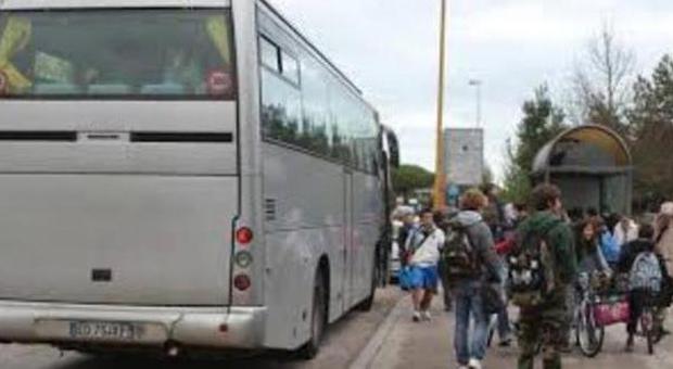 Marano, ruote lisce: il bus con gli studenti fermato prima della partenza per la Puglia