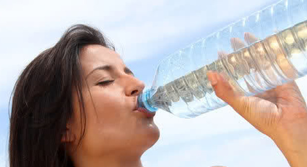Bere troppa acqua fa male alla salute: ecco perché