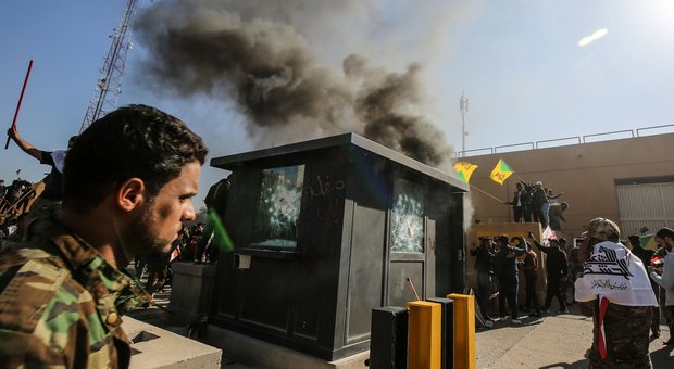 Baghdad, assalto all'ambasciata statunitense. Trump: «Iran responsabile»