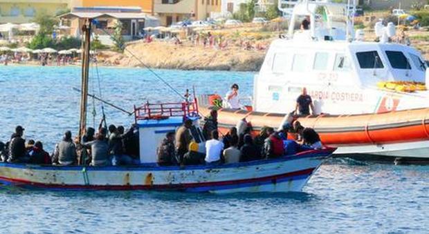 Oltre venti migranti fuggono dall'hotspot di Taranto
