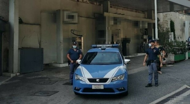 Napoli, sorpreso con 284 capi d'abbigliamento contraffatti: arrestato 22enne senegalese