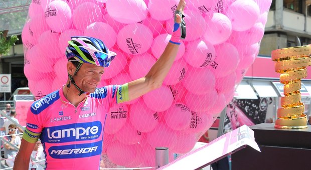 Michele Scarponi alla premiazione del Giro d'Italia 2011