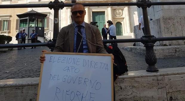 Crisi di Governo, avvocato pescarese si incatena a Montecitorio