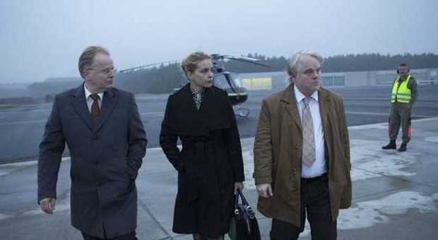 Philip Seymour Hoffman (a destra) con Nina Hoss e Herbert Grönemeyer in una scena di La spia, diretto da Anton Corbijn