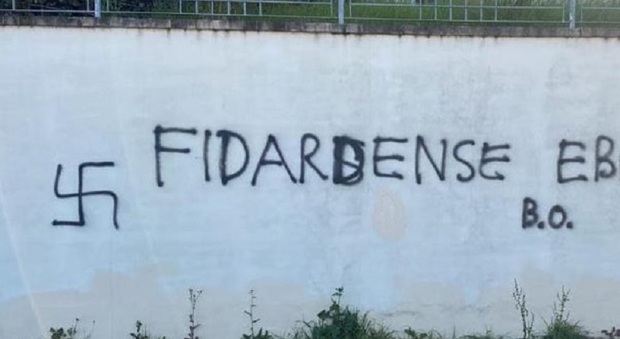 Animi tesi per il derby, scritte choc sui muri. Insulti razzisti a Castelfidardo